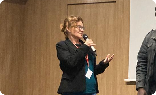 Viviane Riot animant une séance de théâtre forum en entreprise à Nantes